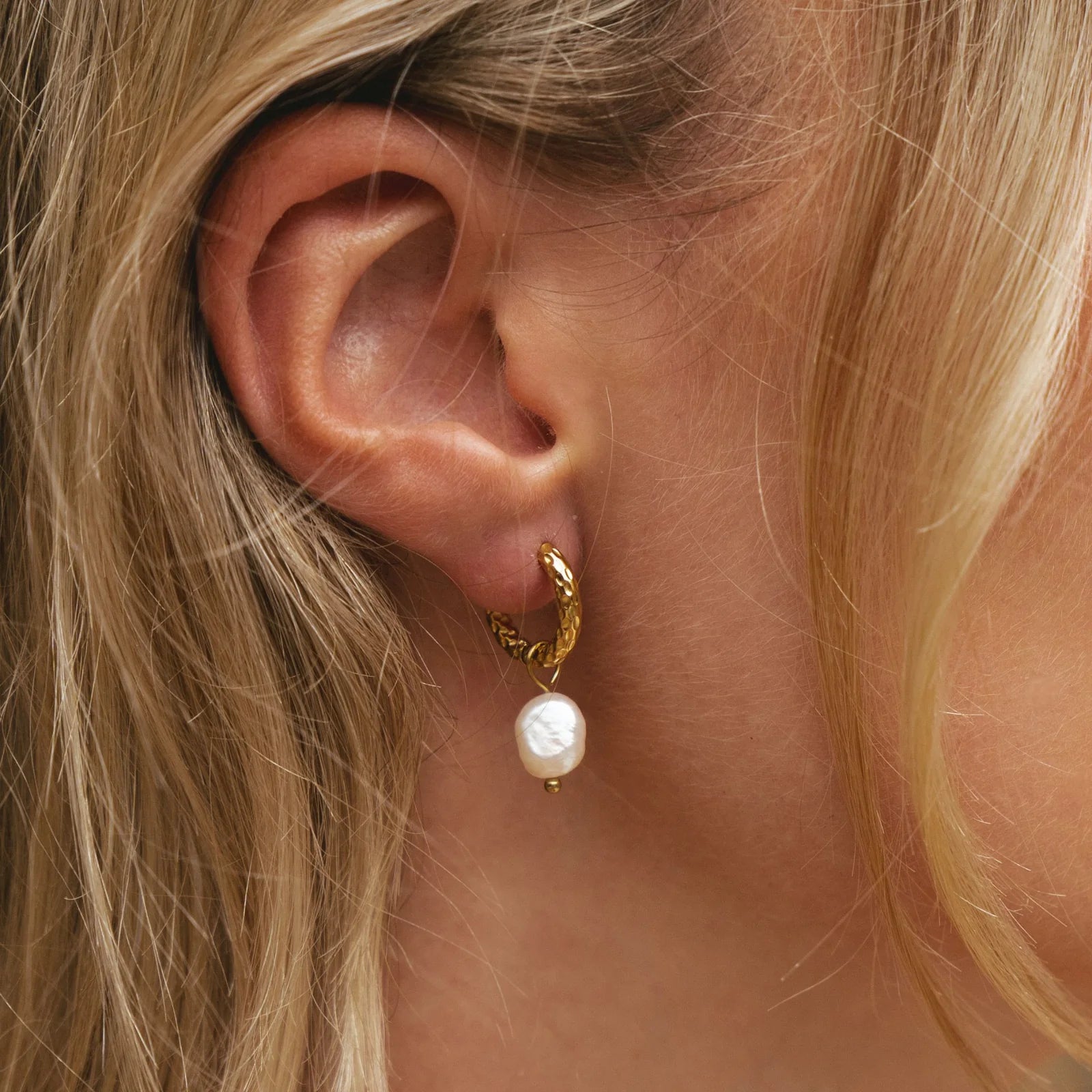 Maré Pearl Hoop Earrings